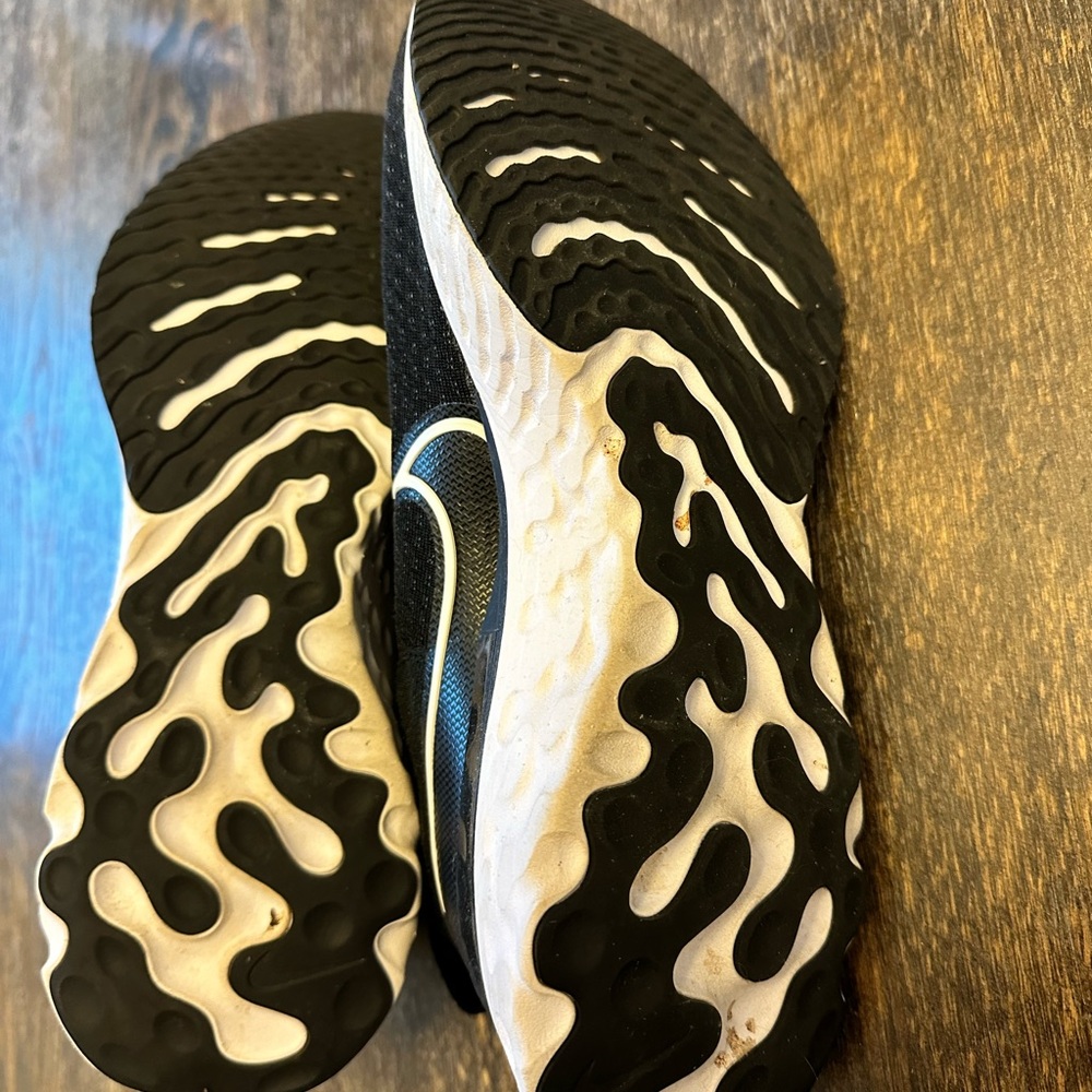 Nike Flyknit Infinity React Size 9.5 - image 2